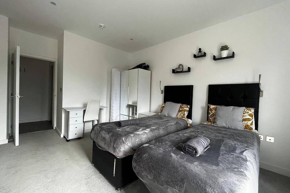 Entire apartment, Grosvenor Rd - 2-Bedrooms - Sleeps 5 - Parking in Hertfordshire