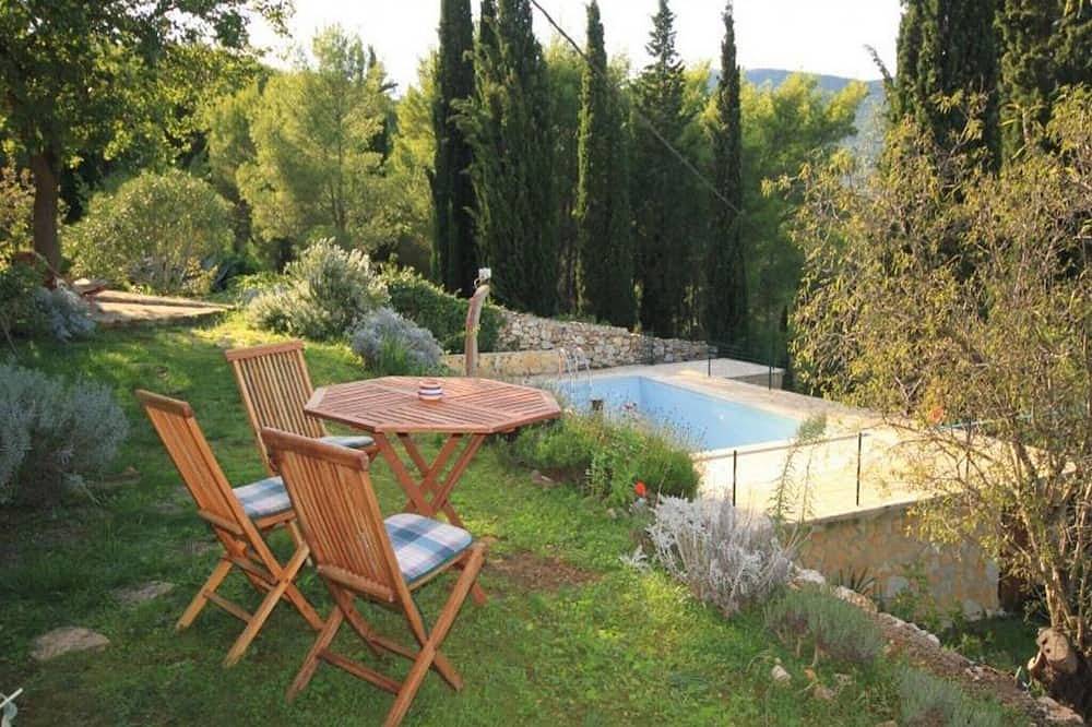 Villa Talež - Four Bedroom Villa with Terrace and Swimming Pool in Split-Dalmatia