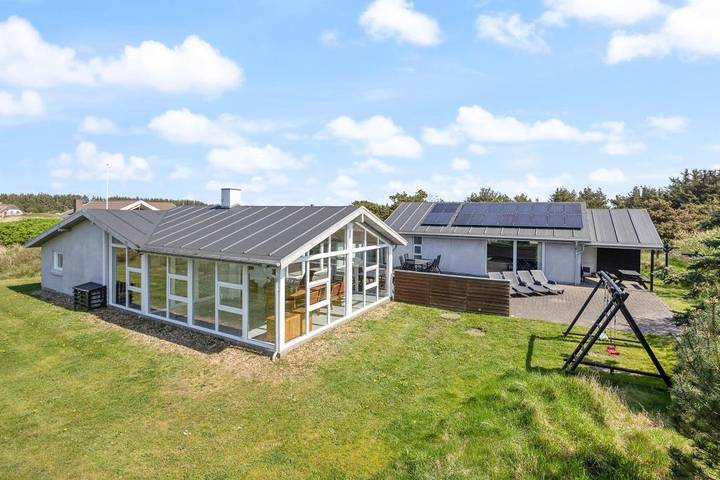 Ferienhaus für 10 Personen, mit Balkon/Terrasse und Whirlpool sowie Garten und Pool in Holmsland Klit