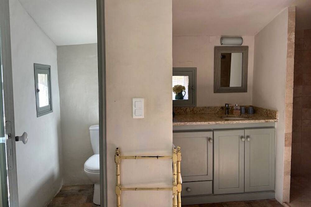 Appartement entier, Studio ensoleillé avec balcon dans le village de Lourmarin, vue sur le château in Lourmarin, Parc naturel régional du Luberon