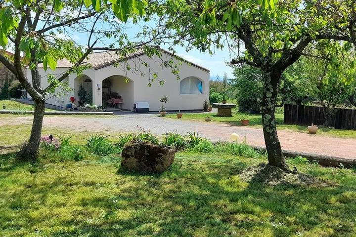 Gîte pour 3 personnes, avec piscine ainsi que jardin et vue, animaux acceptés à Payzac (Ardèche) - 3