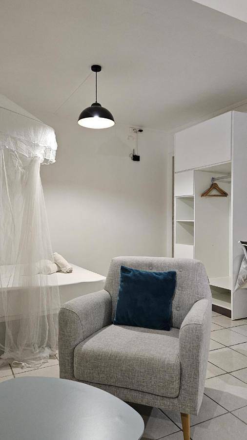 Location de vacances pour 2 personnes, avec piscine ainsi que vue et terrasse dans Plage de Ferry - 4