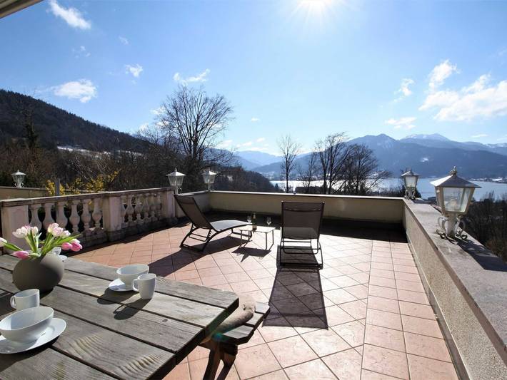 Ferienwohnung für 2 Personen, mit Terrasse und Seeblick sowie Ausblick in Oberbayern