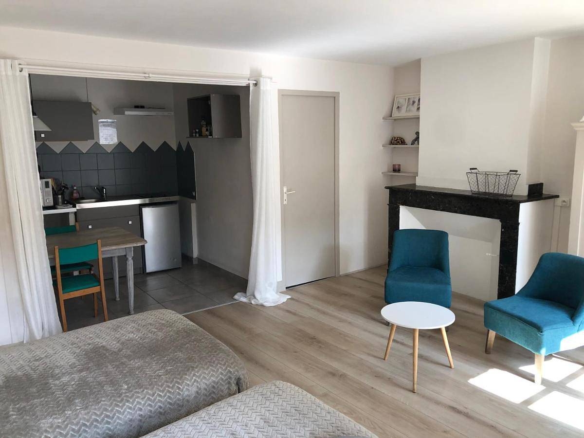 Double or Twin Room with Private Bathroom in Lectoure, Gers
