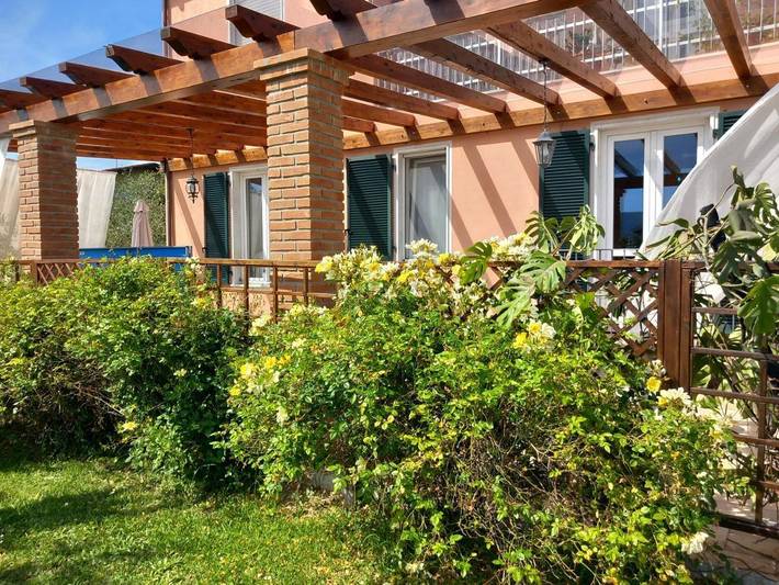 Ferienwohnung für 4 Personen, mit Balkon und Terrasse sowie Garten und Pool