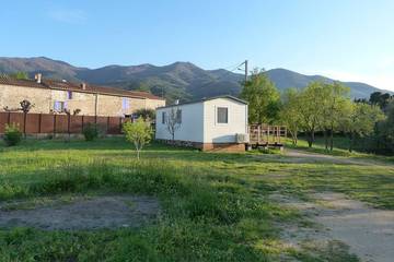 Location de vacances pour 4 personnes, avec terrasse ainsi que jardin et piscine à Villelongue-dels-Monts