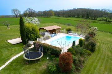 Gîte pour 4 personnes, avec piscine ainsi que jardin et terrasse à Payrac