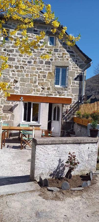 Location de vacances pour 7 personnes, avec terrasse ainsi que sauna et vue à Brezons