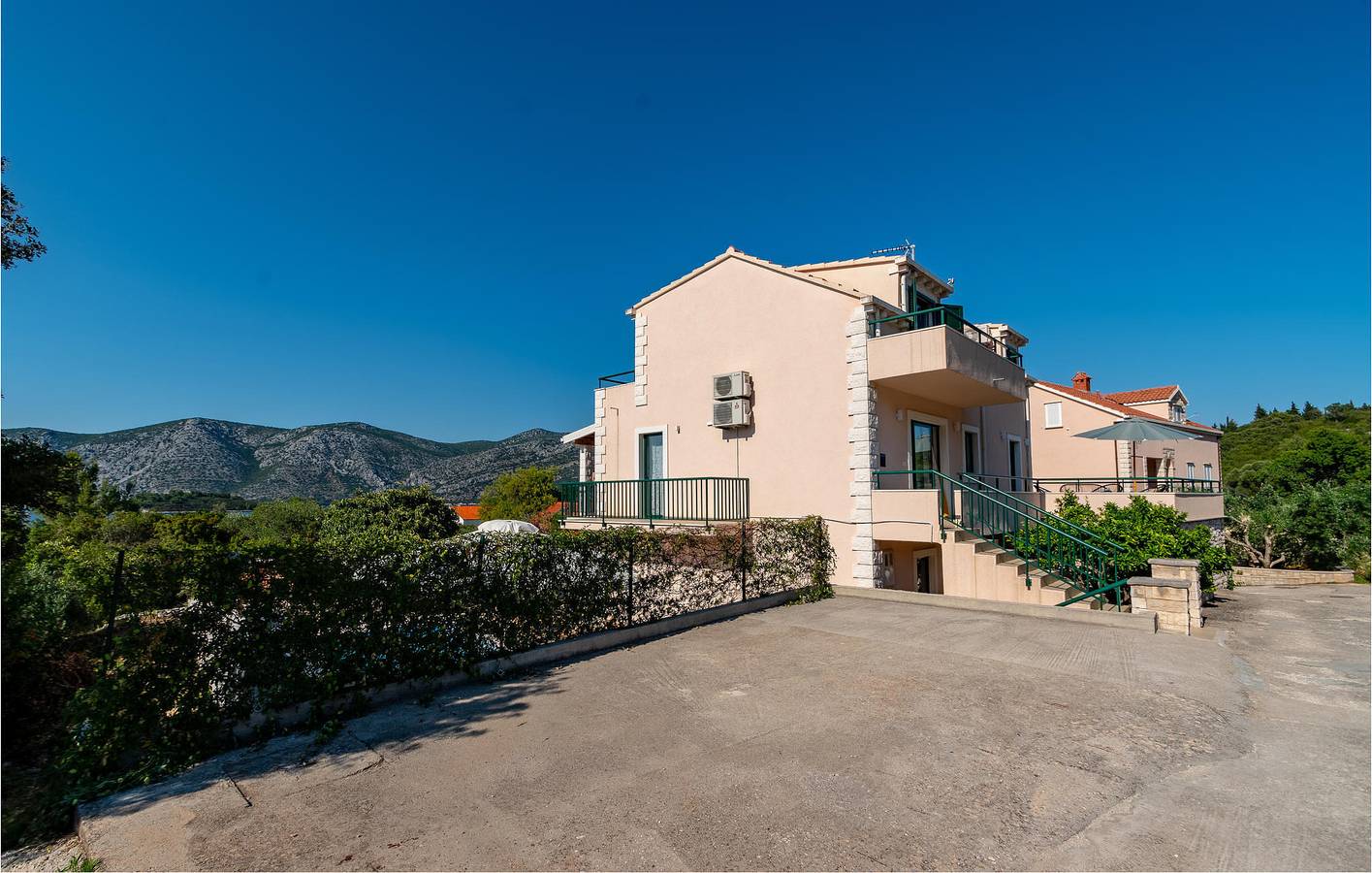 Gezellig appartement aan zee met zwembad, wifi en terras – op 1000 meter van het strand in Kneza, Korcula