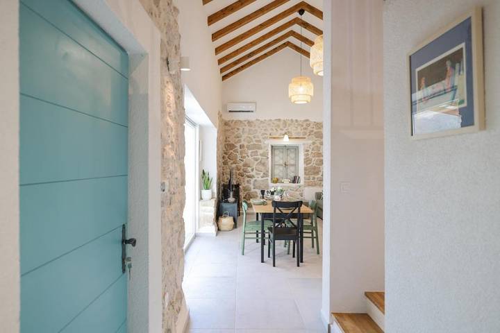Ferienhaus für 4 Personen, mit Terrasse und Whirlpool in Razanac