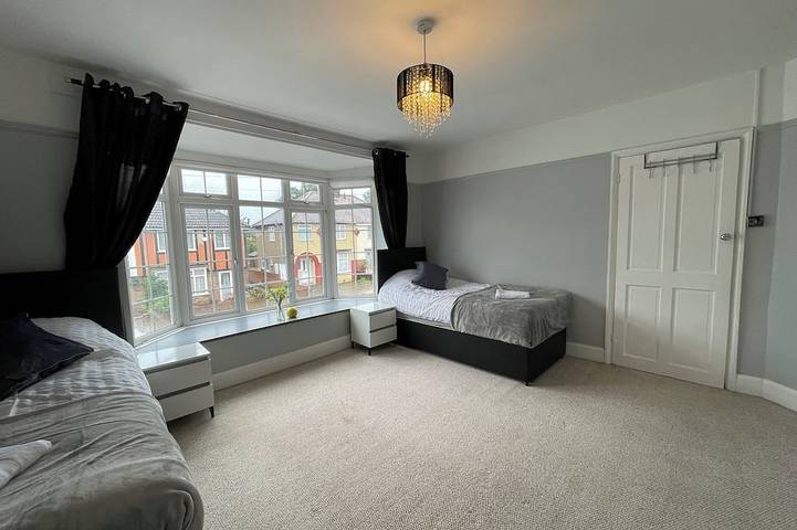Luxurious Detached Holiday House Free Parking Airport Town Centre Railwaystation in Luton, Chiltern Hills