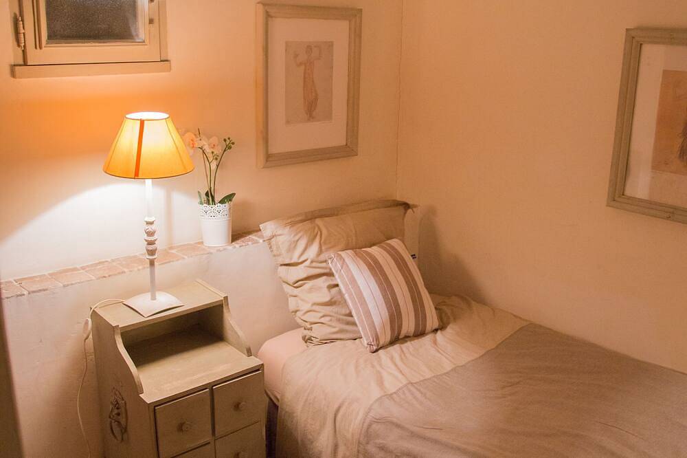 Entire apartment, Nostradamus, Mas Dagan romantic apartment for 4 people in Saint-Rémy-de-Provence, Arles region