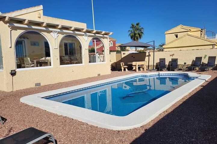 Ferienhaus für 6 Personen, mit Terrasse und Garten sowie Pool