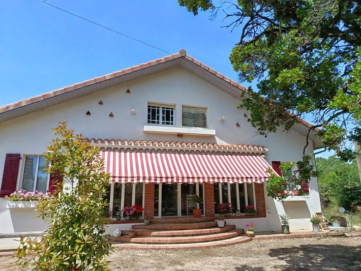 Gîte pour 3 personnes, avec Terrasse ainsi que Jardin et Piscine dans Lanne-Soubiran