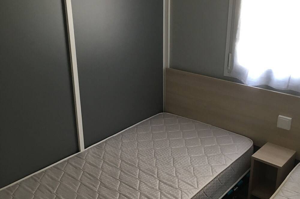 Mobilhome with terrace and private parking in a leisure residence. in Fréjus, Côte méditerranéenne (France)