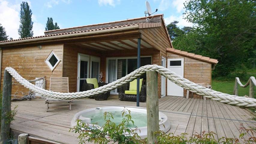 Chalet pour 6 personnes, avec Balcon et Jacuzzi ainsi que Terrasse et Jardin