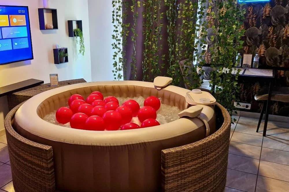 Entire apartment, Thermal Cinema Barbecue At Disneyland Paris in Lagny-sur-Marne, Seine-et-Marne