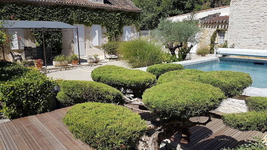 Gîte pour 6 personnes, avec terrasse ainsi que piscine et jardin, animaux acceptés à Lamagdelaine