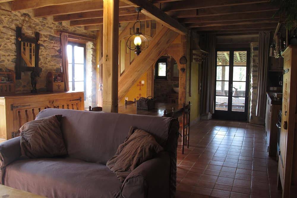 Gîte Dordogne / Limousin. Peut accueillir jusqu'à 4 personnes. Situé dans une belle campagne. in Château-Chervix, Région de Limoges