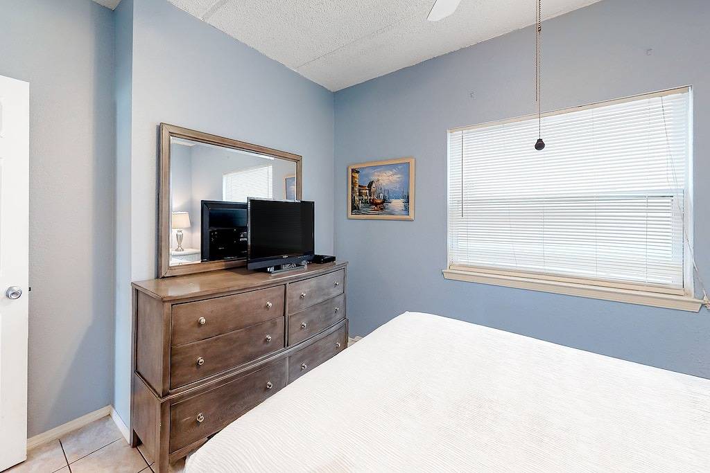 Ganze Wohnung, Ground-Floor Condo with Wifi & Shared Pool - Beach Across the Street, 2 Dogs Ok in South Padre Island, Laguna Madre