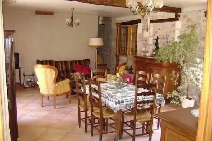 Fermette du 18 éme siècle, rénovée, calme, bien équipée avec garage et parking. in Château-l'Évêque, Périgord Blanc