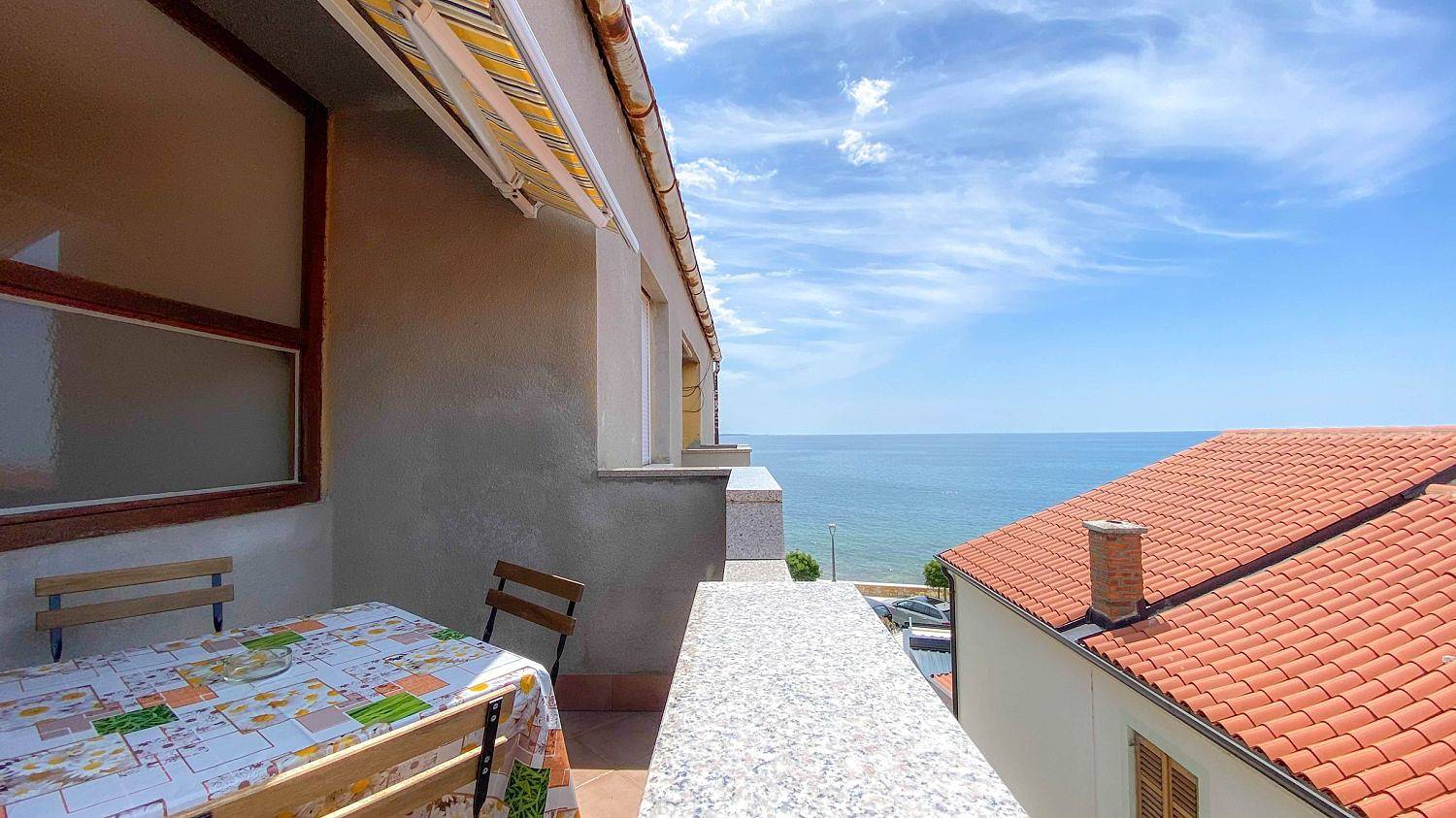 Ganze Wohnung, Reizendes Apartment mit Meerblick und nur 20 Meter zum Strand in Novigrad, Umag und Umgebung
