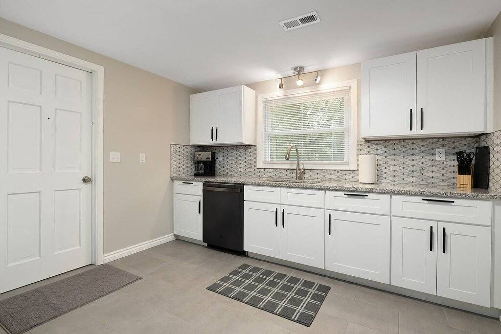 Ganze Wohnung, Warm & Spacious 2Br | Huge Backyard | Shelby Twp in Shelby Charter Township, Macomb County