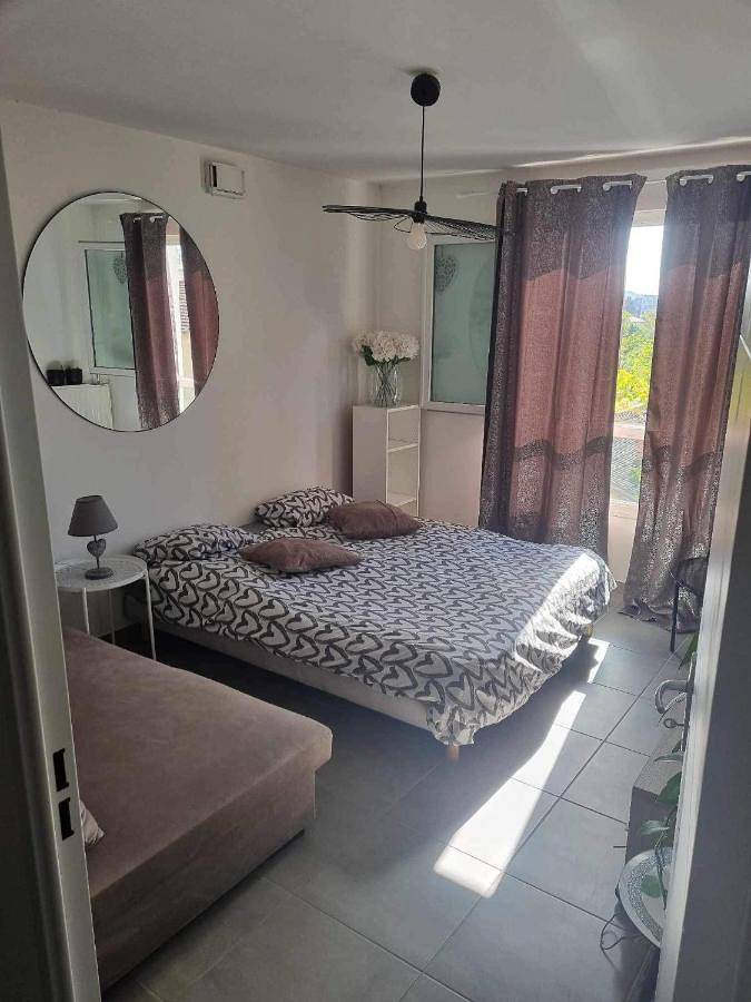 Gîte pour 2 personnes, avec terrasse à Décines-Charpieu - 4