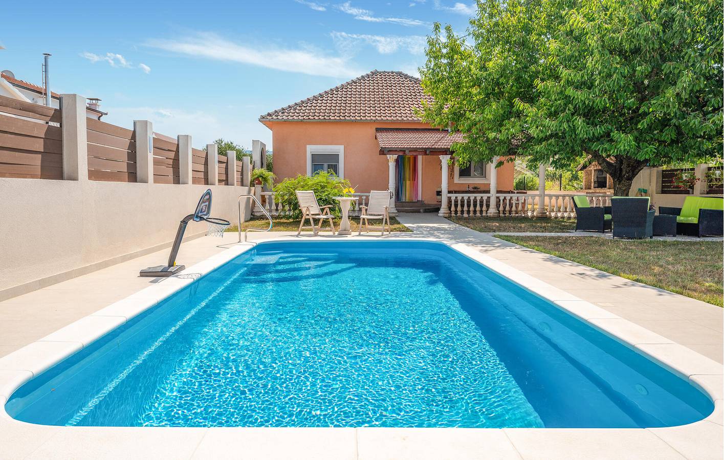 Nur 2 km von Trilj entfernt: Gemütliche Ferienwohnung mit Pool und Terrasse in Dalmatinisches Zagora