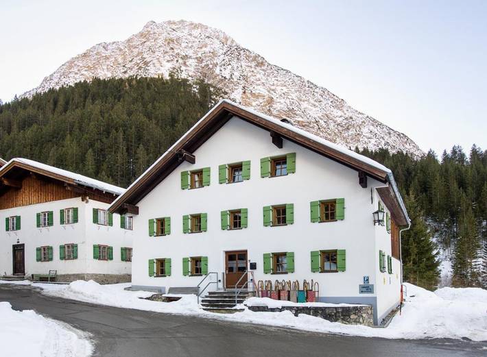 Ferienhaus für 28 Personen, mit Balkon und Terrasse sowie Garten und Ausblick in Boden (Pfafflar)