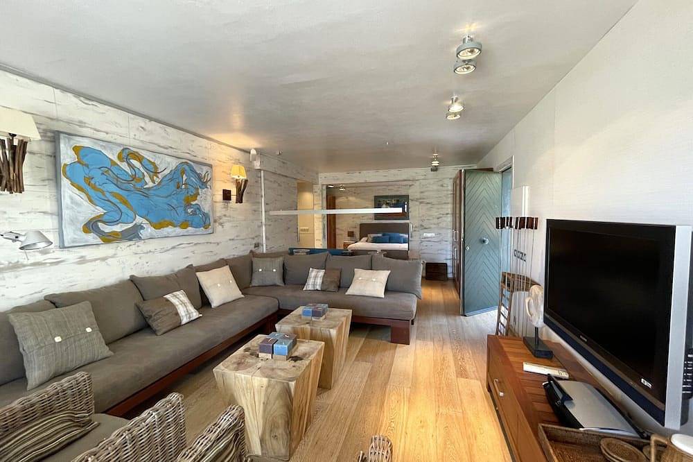 Entire apartment, Pool and sea views in Fornells in Fornells, Es Mercadal