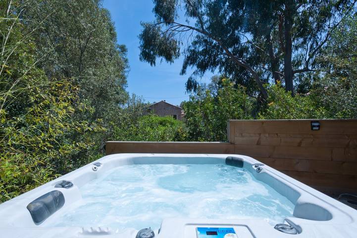 Gîte pour 2 personnes, avec terrasse et jacuzzi en Corse-du-Sud