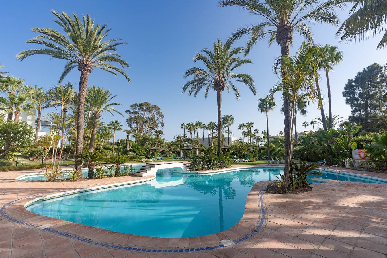 'Beachfront Townhouse in Costalita' con vistas al mar, piscina compartida y Wi-Fi in Saladillo Benamara, Estepona
