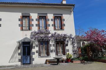 Gîte pour 5 personnes, avec jardin à Charbonnières-les-Vieilles