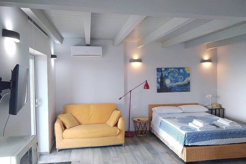 Villa Eliria C: A graceful studio apartment situated at a short distance from the beach, with Free Wi-Fi. in Torre Vado, Gulf of Taranto