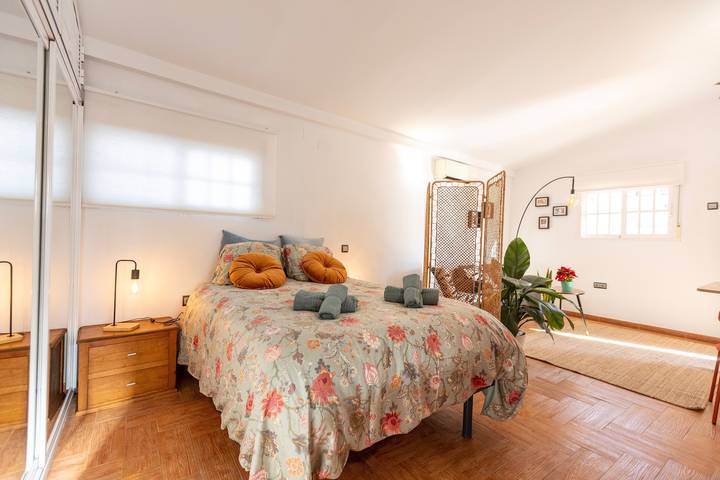 Entire apartment, Ático Maravilla Sol – Bright Penthouse on 3rd Floor with Terrace in Casco Antiguo, Sevilla