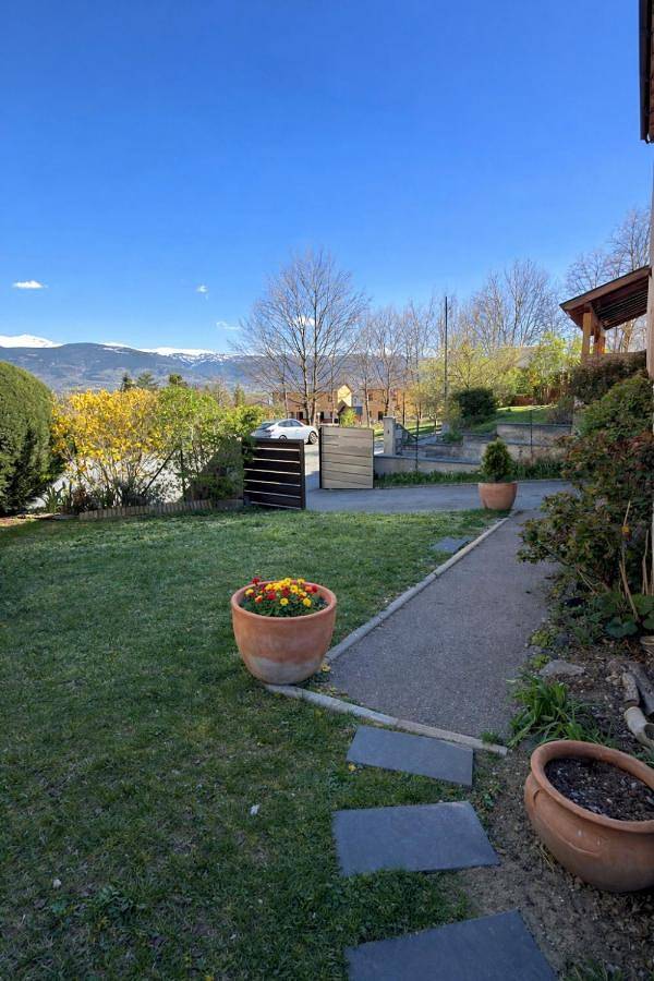 Location de vacances pour 10 personnes, avec vue et jardin à UR - 2