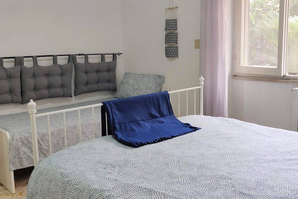 Entire apartment, House of Ulysses: private garden and parking. in Gaeta, Latina Province