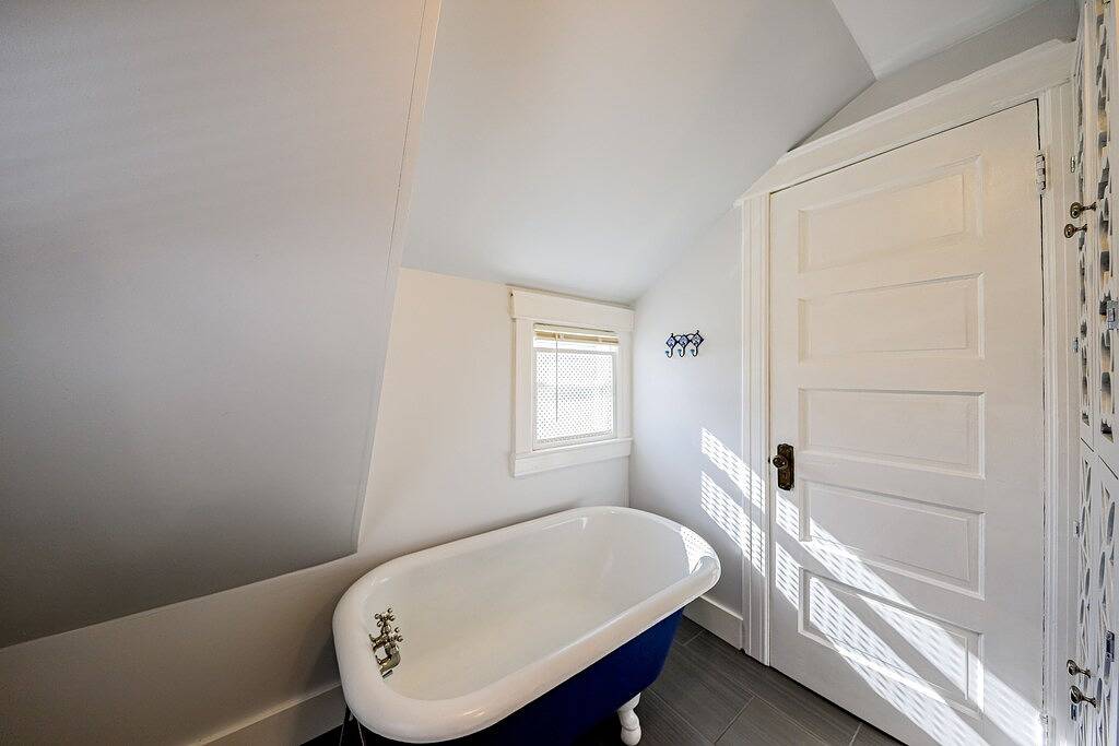 Fun getaway near downtown & lake with full kitchen & ideal location in Hammondsport, Keuka Lake