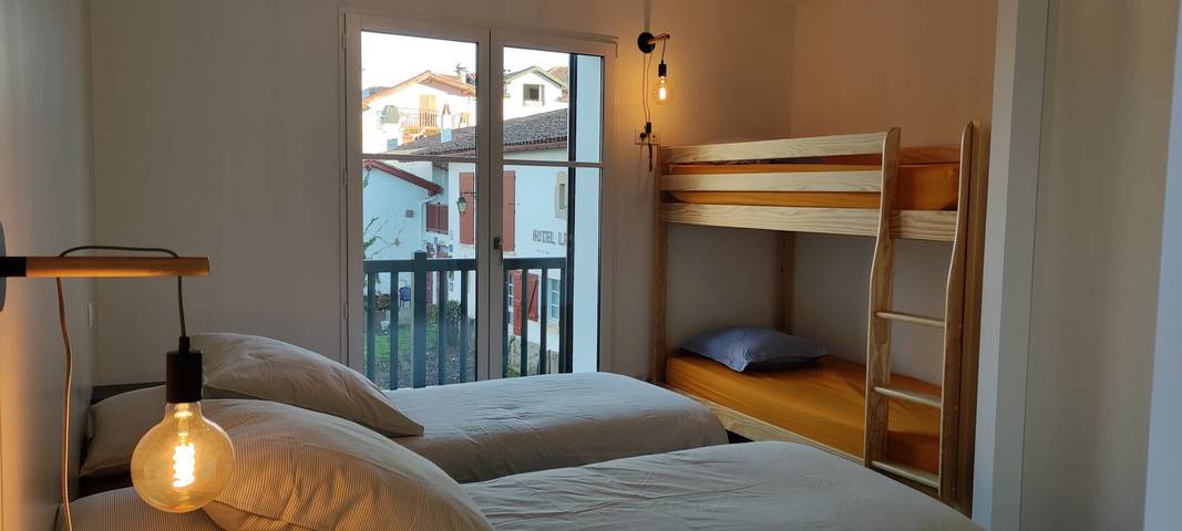 Appartement entier, Lodge Larrun avec vue sur la montagne, balcon et Wi-Fi in Sare, Région de Bayonne
