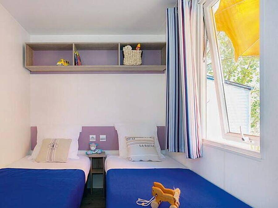 Camping El Pinar - Bungalow 4 personas - Mobil-home | Clásico | 2 Dormitorios | 4 Pers. | Terraza Individual | 1 Baño | Aire-con. in Els Pins Blanes, Blanes