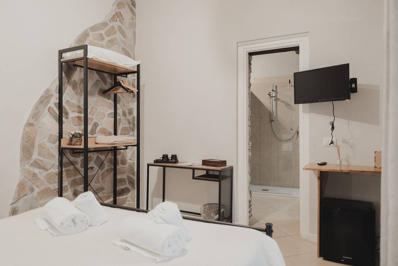 Golden Sun Room with Wi-Fi and Air Conditioning in Cefalù, Cefalù (Municipality)