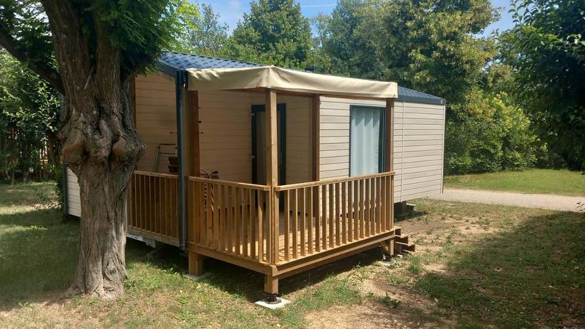 Camping pour 4 personnes, avec bassin pour enfant et terrasse dans Privas