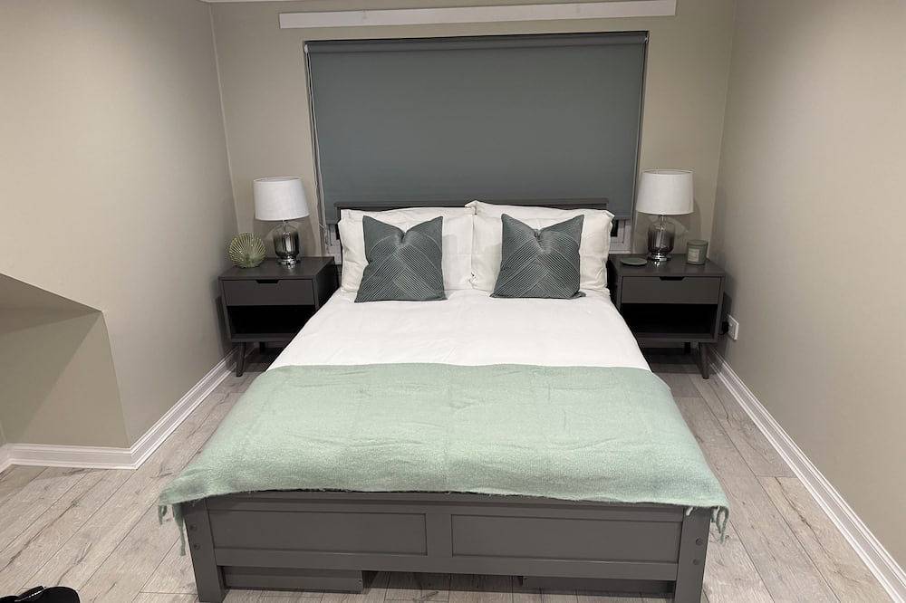 Newly Renovated Room With Private Bathroom - Sleeps 3 - 2 Beds in West Lothian