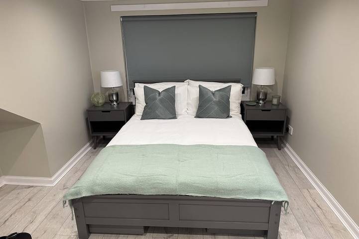 Newly Renovated Room With Private Bathroom - Sleeps 3 - 2 Beds in West Lothian