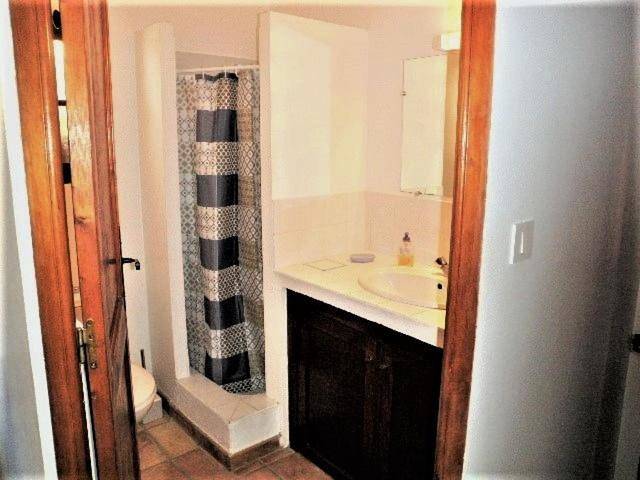 Location de vacances pour 2 personnes, avec vue ainsi que jardin et piscine à Barjols - 4