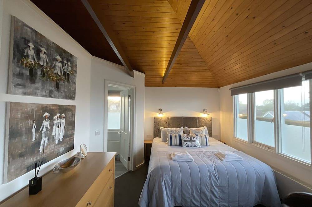 Sea Front Luxury Beach House, Panoramic Views, Direct Beach access, West Sussex in Selsey, West Sussex