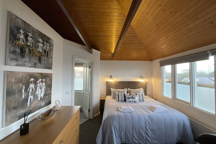 Sea Front Luxury Beach House, Panoramic Views, Direct Beach access, West Sussex in Selsey, West Sussex