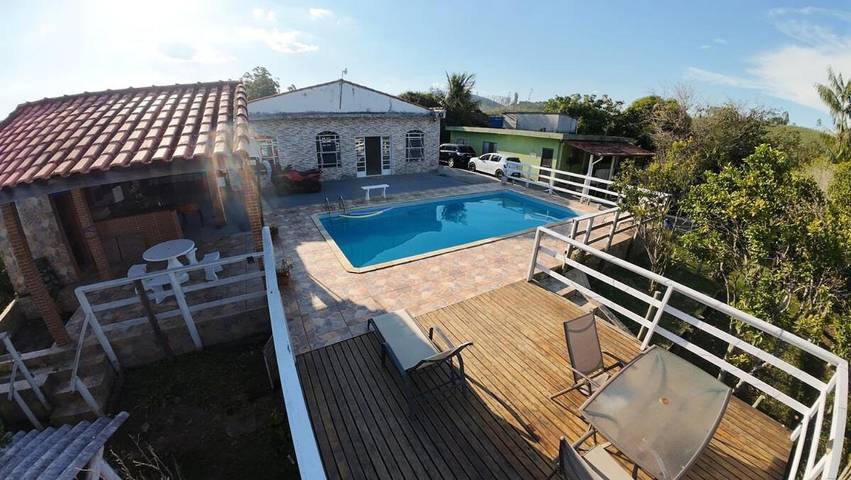 Casas e apartamentos de temporada para 15 pessoas, com vista e piscina e ainda jardim and balcão em Igaratá