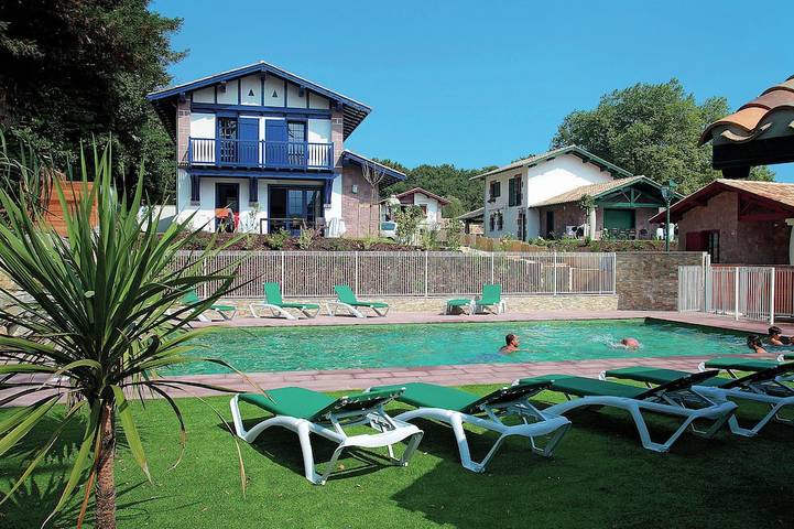 Villa pour 8 personnes, avec Balcon et Terrasse ainsi que Jardin et Piscine à Urrugne